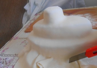 1. Этап. Торт Вертолет: 8. С этим также отлично справляемся канцелярский нож. После отрезания лишней мастики, приминаем края к коржам.