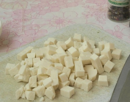 1. Stage. Beetroot salad with radish: Cut the feta cheese into cubes.