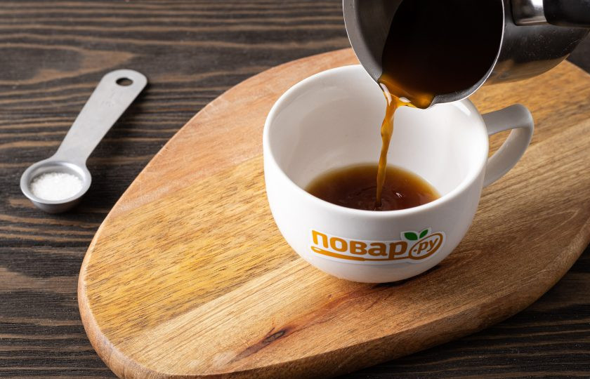 1. Этап. Кофе по-русски: Аккуратно перелейте кофе в чашку. Добавьте сахар по вкусу, размешайте до растворения.