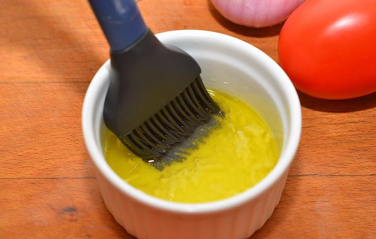 1. Этап. Салат-сендвич: Листья салата и помидоры вымыть и обсушить. Далее делаем заправку: оливковое масло смешиваем с соком половины лайма (или лимона), выдавливаем туда чеснок и хорошенько перемешиваем.