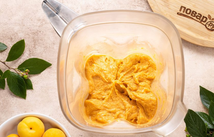 1. Этап. Абрикосовое мороженое: После еще раз пробейте в блендере до однородности. Так сохранится более кремовая консистенция без льда.