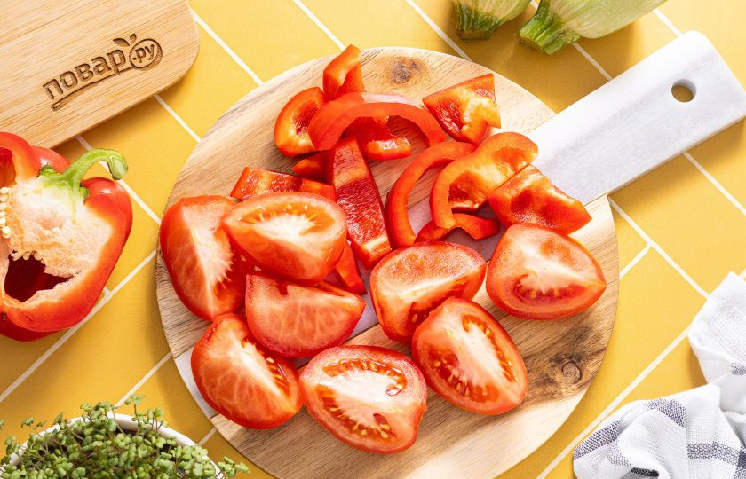1. Этап. Лечо из кабачков без стерилизации: Помидоры нарежьте на 4 части, удалите плодоножки. У болгарского перца удалите семена и хвостик, нарежьте крупными ломтиками.