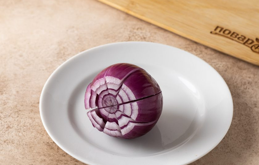 1. Этап. Запеченный красный лук Водяная лилия: Красный лук очистите от несъедобного слоя кожуры. Немного подрежьте дно, чтобы лук мог ровно стоять. Срежьте верхушку и сделайте 8 разрезов, но не доходя до конца.