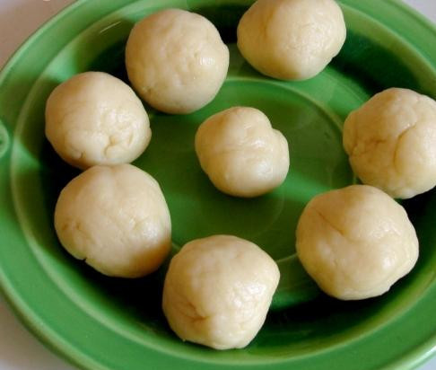 1. Этап. Печенье Грибочки: 2. Из полученного теста сформировать шарики величиной с грецкий орех.