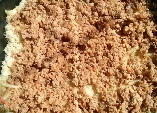 1. Этап. Пастицио: Следующим слоем я выкладываю фарш. Затем — опять макароны и сыр.