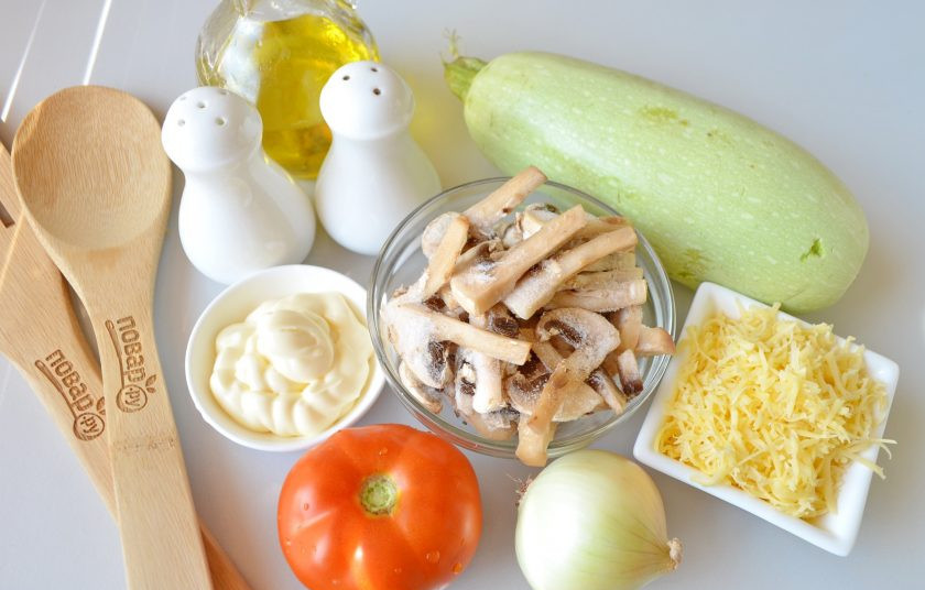 1. Этап. Лодочки из кабачков с грибами в духовке: Подготовьте продукты. Если помидор крупный, то одного будет достаточно, если нет, возьмите парочку. Вымойте овощи, лук очистите.