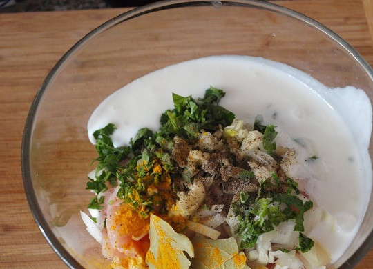 1. Этап. Куриный шашлык в сметане: 1. Для начала необходимо заняться соусом, в котором будет мариноваться курочка. Итак, в глубокую миску необходимо отправить сметану. Луковицу очистить и нарезать тонкими полукольцами. Очищенный чеснок пропустить через пресс или измельчить ножом. Свежую зелень (рецепт приготовления куриного шашлыка в сметане в данном случае предполагает использование петрушки, однако это может быть абсолютно любая свежая или сушеная зелень) вымыть, просушить и измельчить. Добавить все ингредиенты в сметану. Посолить по вкусу и добавить любимые специи для курицы. Все тщательно перемешать.