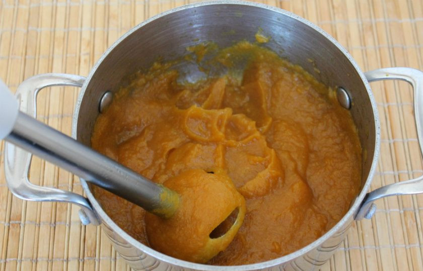 1. Этап. Пастила из тыквы: Тыкву и яблоко перемалываем блендером до однородной консистенции.