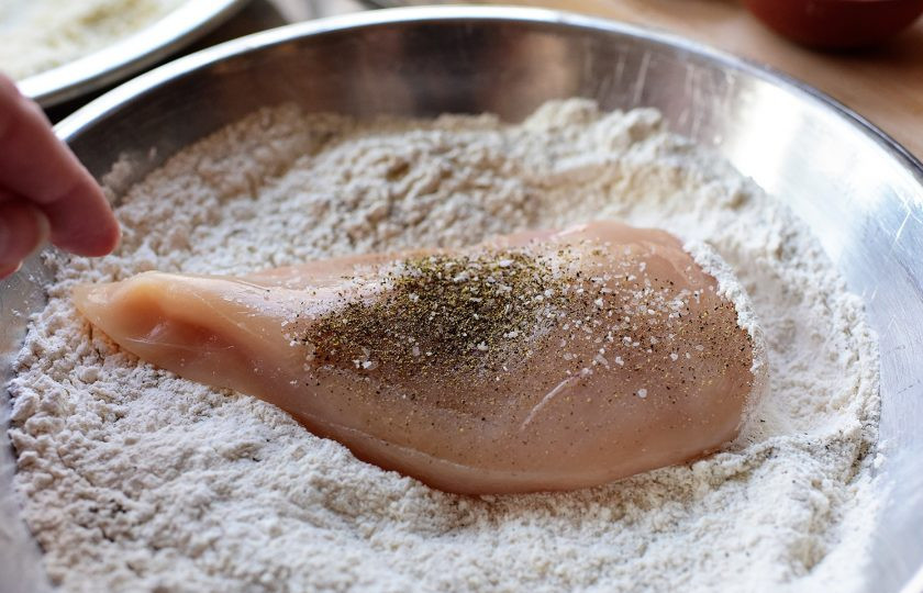 1. Этап. Куриная грудка в хрустящей панировке с сыром: 3. Обваляйте филе в сухой смеси.