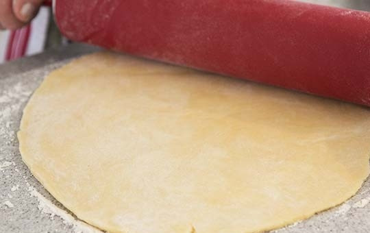 1. Этап. Заливной пирог с лососем: 3. Спустя необходимое время достаньте тесто и оставьте его на 10 минут, чтобы оно нагрелось немного. Раскатайте тесто в тонкий пласт.