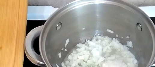 1. Этап. Куриный шницель в чипсах с грибным соусом: Пока шницели запекаются, приготовим соус. В сотейник или небольшую кастрюлю добавьте немного растительного масла и выложите сливочное. Затем добавьте мелко нарезанный лук. Обжарьте лук до прозрачности.