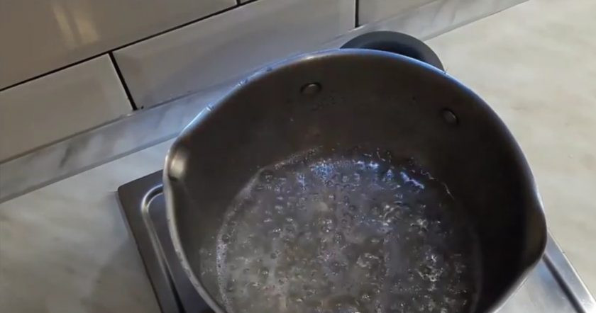 1. Этап. Конфеты с орехами, кунжутом, семечками и медом: 1. В воду добавьте сахар, лимонный сок и доведите до кипения. Добавьте мед и хорошо размешайте.