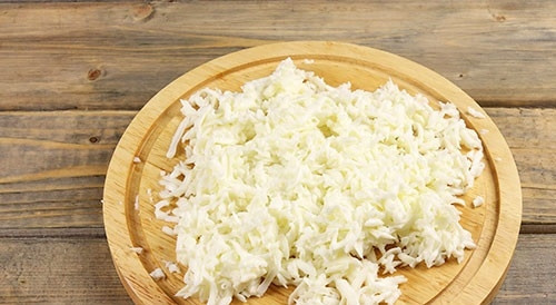 1. Этап. Салат Гнездо глухаря с огурцом: 2. Яйца сварите вкрутую, очистите и аккуратно отделите белки от желтков. Первые натрите на терке, а вторые пока отложите.