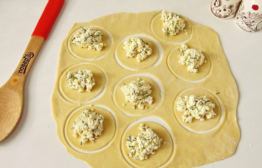 1. Этап. Курзе с творогом: На каждый кружочек положите по 1-2 ч.л. начинки.