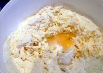 1. Этап. Розочки из теста с мясом: Муку всыпать в миску, добавить разведенные дрожжи, сметану, соль, яйца и воду.