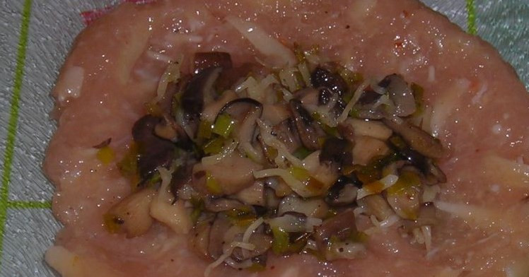 1. Этап. Куриная грудка с цветной капустой в духовке: В середину фарша добавьте грибочки.