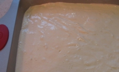 1. Этап. Торт Подарок: Выливаем тесто в квадратную форму, застеленную пергаментом.