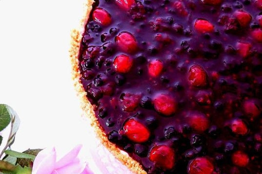 1. Этап. Чизкейк с ягодами: Оставьте десерт ещё на 2 часа в холодильнике, а потом пробуйте. Приятной дегустации!