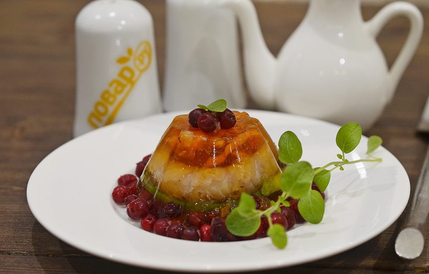 1. Этап. Сельдь в желе: 8. Переверните заливное на тарелку. Приятного аппетита!