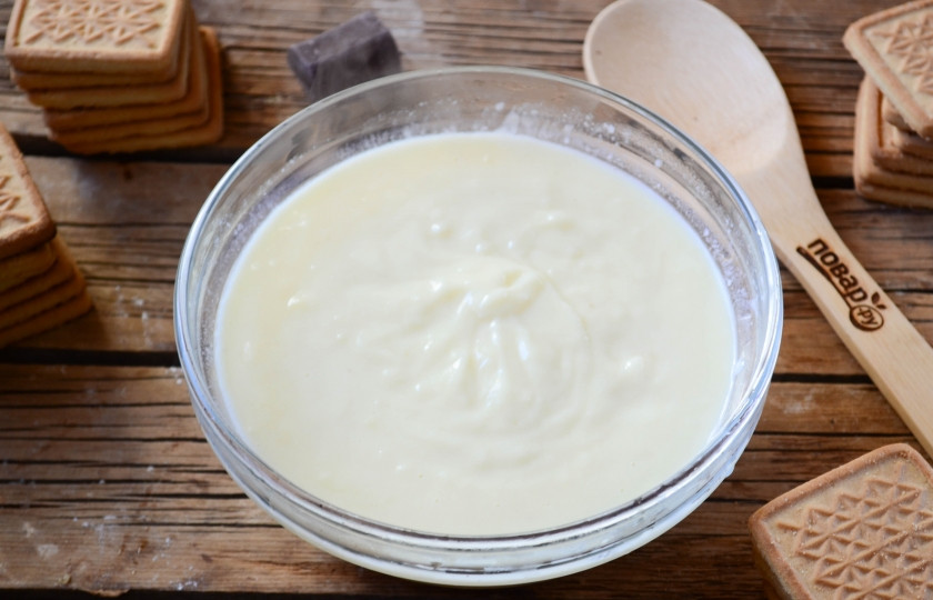 1. Этап. Торт из печенья с заварным кремом: Варите крем на медленном огне до загустения. Степень густоты контролируйте сами, мне нравится густой крем, он хорошо пропитывает печенье и не растекается.