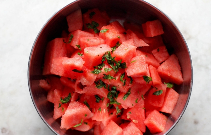 1. Этап. Арбузный салат: Мякоть арбуза очистите от косточек и порежьте кубиками. Выложите в салатницу и добавьте мелко рубленную мяту.