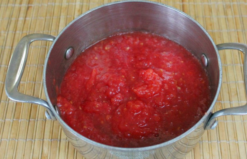 1. Этап. Аджика из баклажанов и помидоров: Помидоры пропускаем через мясорубку.
