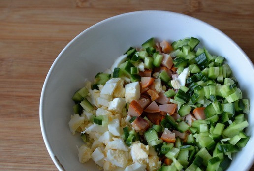 1. Этап. Салат-намазка Колодец: Мелко нарезаем огурец и вареное яйцо. Добавляем к индейке. Все составляющие салата можно натирать на тёрке, но натёртый огурец при этом быстро потечёт.