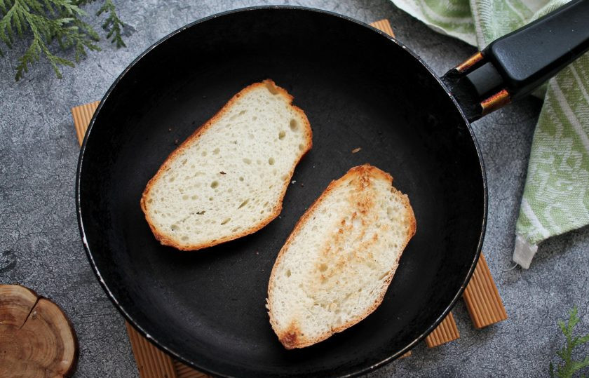 1. Этап. Бутерброды с маслом и сыром: Ломтики батона подсушите с двух сторон в горячей сухой сковороде на среднем огне. Снимите их со сковороды и остудите.