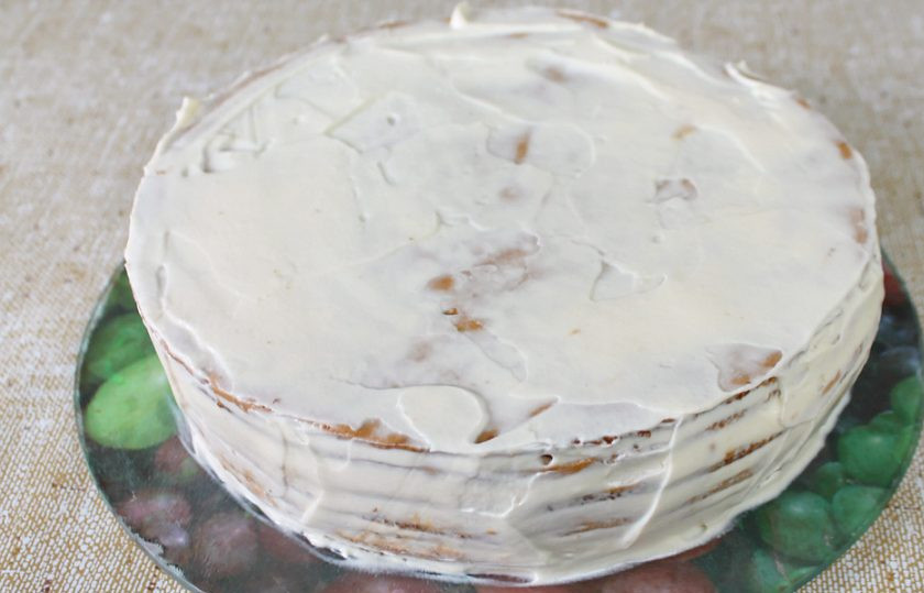 1. Этап. Медовик со сливками: Собираем торт, хорошо промазывая все коржи кремом. Смазываем торт по периметру.