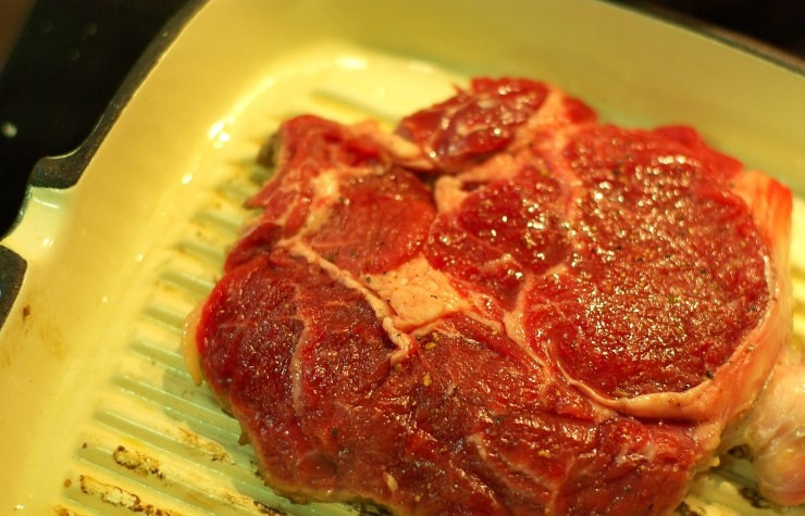 1. Этап. Антрекот из говядины: Обжариваем мясо на очень хорошо разогретой сковороде-гриль или на сетке на углях. Обжариваем на сильном огне с двух сторон, затрачивая по 5-6 минут на каждую.