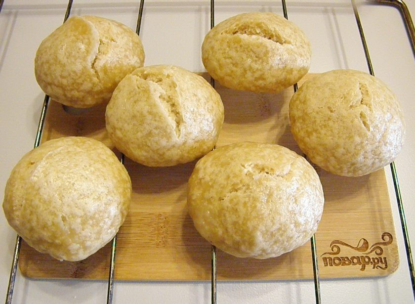 1. Этап. Пряники на скорую руку: 7. Снимите их и остудите на решетке. Посыпьте сахарной пудрой или обваляйте в белковой глазури. Приятного аппетита!