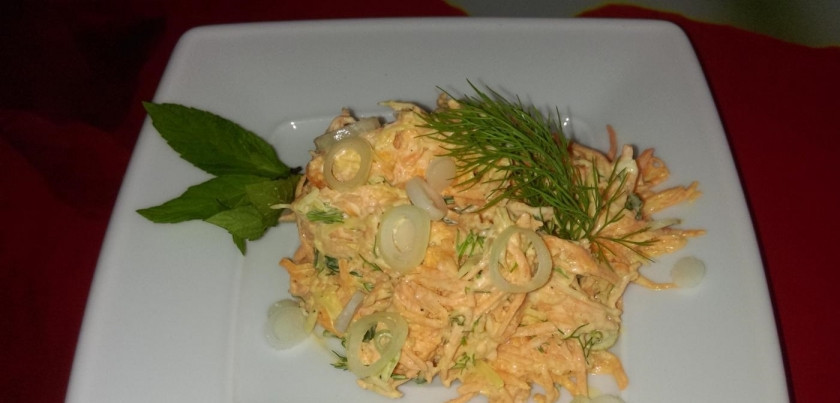 1. Этап. Салат морковный с сыром: 5. Тщательно перемешиваю салат. Подаю его к столу, украшаю зеленью и луковыми колечками. Приятного аппетита!