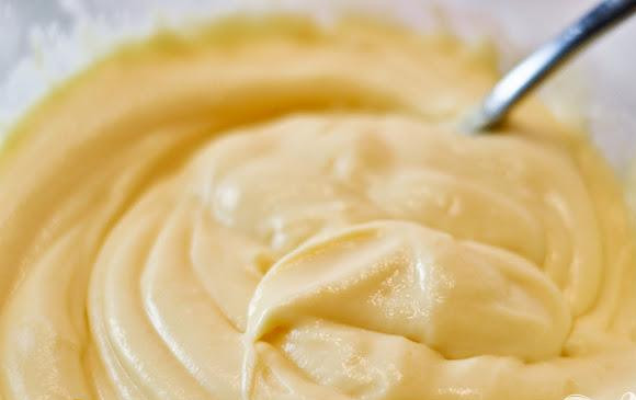 1. Этап. Фруктово-ягодный тарт: 5. В средней миске взбить яичные желтки вместе. Добавить оставшийся сахар и взбивать в течение 15-20 секунд. Добавить крахмал и взбивать около 30 секунд. Постепенно добавить сливочную смесь в яичную. Вернуть кастрюлю на огонь и варить на среднем огне, пока масса не загустеет. Снять с огня и перемешать с кусочками масла и ванилью. Процедить крем через мелкое сито в миску, накрыть пленкой и поставить в холодильник по крайней мере на 3часа.