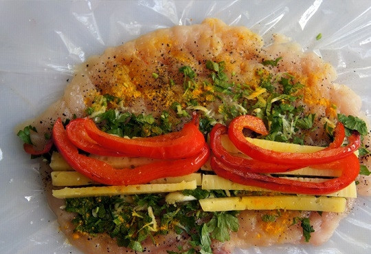 1. Этап. Куриный рулет с сыром и зеленью: 3. Филе посолите, добавьте черный перец и паприку по вкусу. Распределите зелень с чесноком. Выложите перец и сыр.