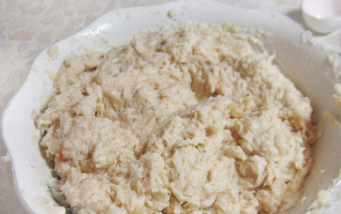 1. Этап. Рыбный фарш: Получился легкий, воздушный рыбный фарш. При желании в него можно добавить помидоры и тогда он приобретет красный цвет, шпинат сделает его зеленым, а карри и шафран дадут желтый цвет.
