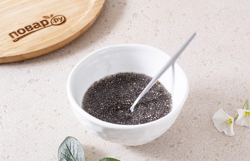 1. Этап. Каша овсяная с семенами чиа: Семена чиа залейте горячей водой, перемешайте и уберите в сторону.