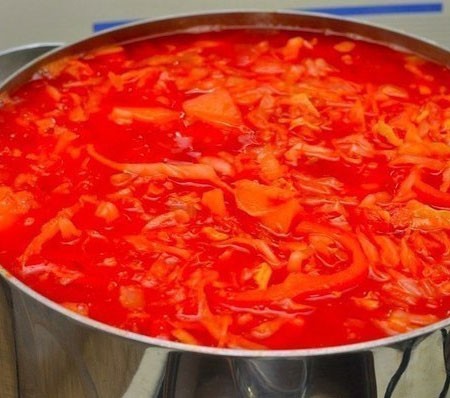 1. Stage. Ukrainian borsch: Add tomato juice to the roasting, simmer for 5 minutes and then pour everything into the pan. Borsch should boil for about 10 minutes, season to taste.