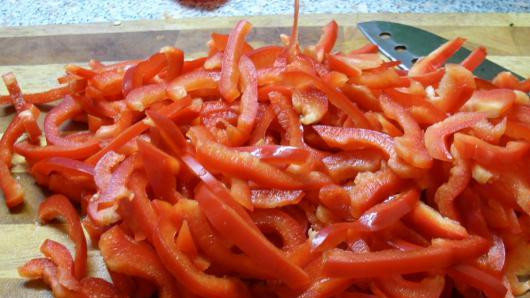 1. Этап. Баклажаны по-грузински маринованные: 5. Перец моем и нарезаем соломкой.