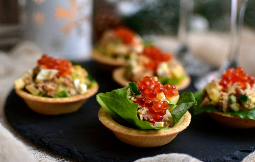 1. Этап. Тарталетки с рыбным салатом: Подавайте тарталетки с салатом сразу же. Бокал белого вина отлично дополнит блюдо.