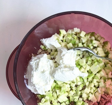 1. Этап. Котлеты из тунца и цукини: Добавить творог и цукини, всё хорошо перемешать.