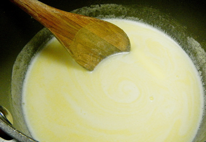 1. Этап. Пирожные Эклер: 9. В кастрюлю налейте 0,5 стакана молока, добавьте воду, 2 ложки сахара и 4 ложки сливочного масла, отправьте кастрюлю на огонь.