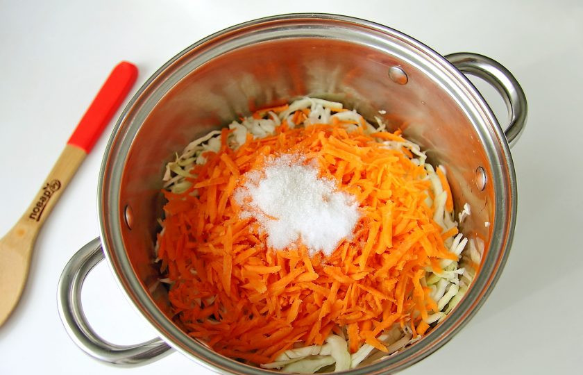 1. Этап. Квашеная капуста с помидорами: Добавьте к овощам соль и сахар.