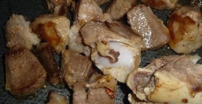 1. Этап. Суп из баранины и гороха: Баранину нарежьте мелко. Обжарьте на сковороде до золотистого цвета.