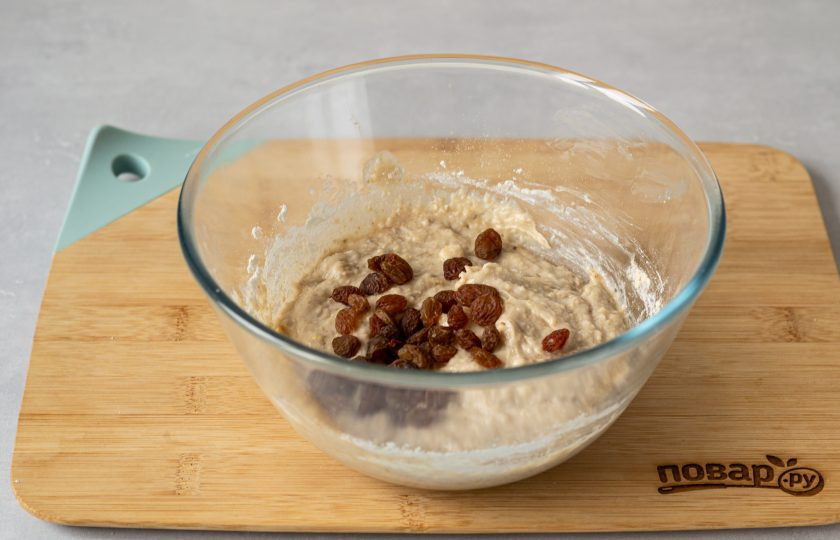 1. Этап. Постные овсяные оладьи: Затем добавьте запаренный изюм.