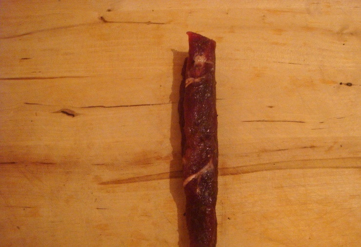 1. Этап. Говядина сыровяленая: Натрите специями, положите в эмалированную посуду, поставьте под гнет - и в холодильник на 6 часов. Потом мясо переверните и опять на 6 часов. Мясо выберите, промойте.