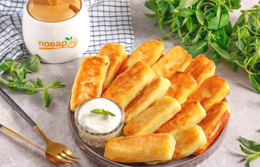 1. Этап. Творожные брусочки: Выложите творожные брусочки с золотистой корочкой на тарелку и подайте к столу горячими вместе со сметаной или густым йогуртом.