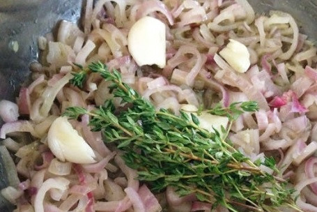 1. Этап. Крем-суп из лисичек: 1. Лисички неплохо замочить в воде на ночь, после чего тщательно промыть и отправить в кипяток на один час вариться. В воду добавьте тимьян и лавровый лист.