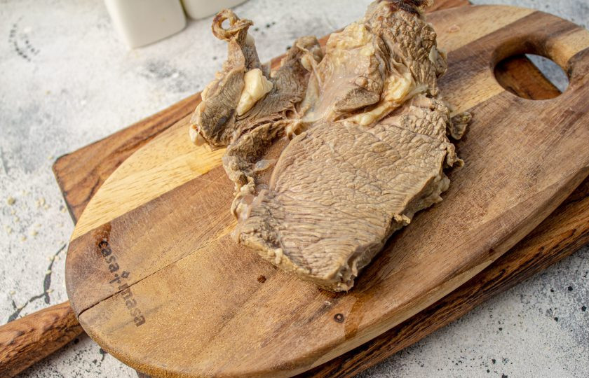 1. Этап. Салат «Садаф»: Говядину промойте и выложите в кипящую воду, убавьте нагрев и варите до готовности, около 1,5-2 часов. Дайте мясу полностью остыть.