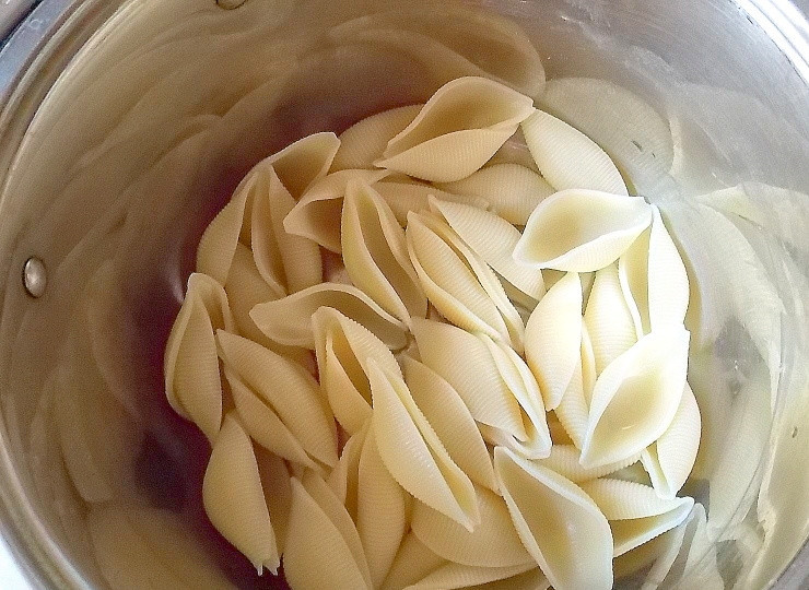 1. Этап. Запеченные конкильони: Отварите конкильони до полуготовности. Откиньте на дуршлаг и промойте под холодной водой.