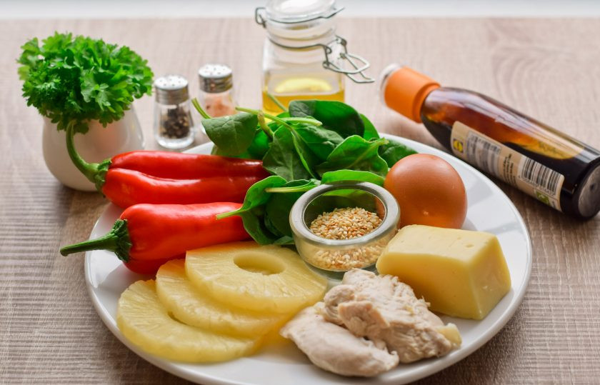 1. Этап. Салат Модница: Подготовьте ингредиенты. Куриное филе заранее отварите или запеките в духовке. Также сварите яйцо.